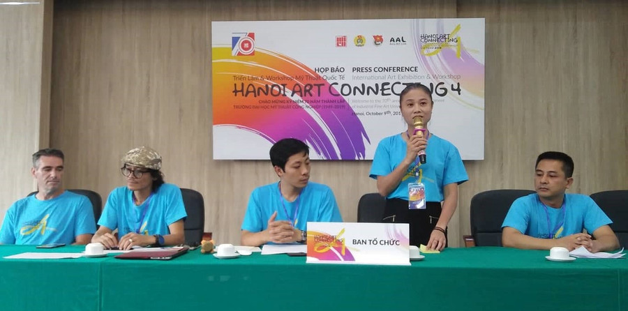 PGS.TS Đặng Mai Anh - Phó Hiệu trưởng phụ trách Trường Đại học Mỹ thuật Công nghiệp thông tin về sự kiện "Hà Nội kết nối nghệ thuật 2019". Ảnh: Bình Thanh. 