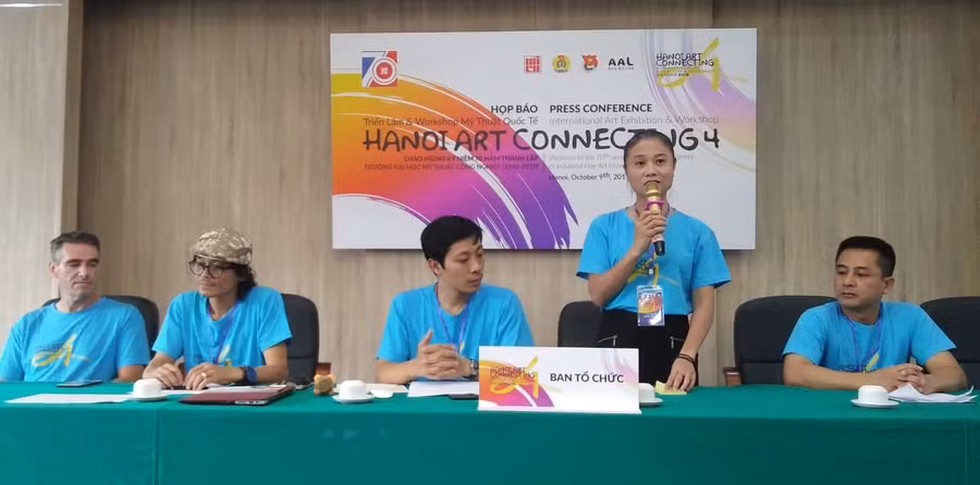 PGS.TS Đặng Mai Anh - Phó Hiệu trưởng phụ trách Trường Đại học Mỹ thuật Công nghiệp thông tin về sự kiện "Hà Nội kết nối nghệ thuật 2019". Ảnh: Bình Thanh. 