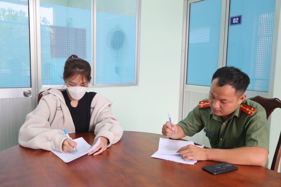 Ánh đang làm việc với công an. Ánh đang làm việc với công an.