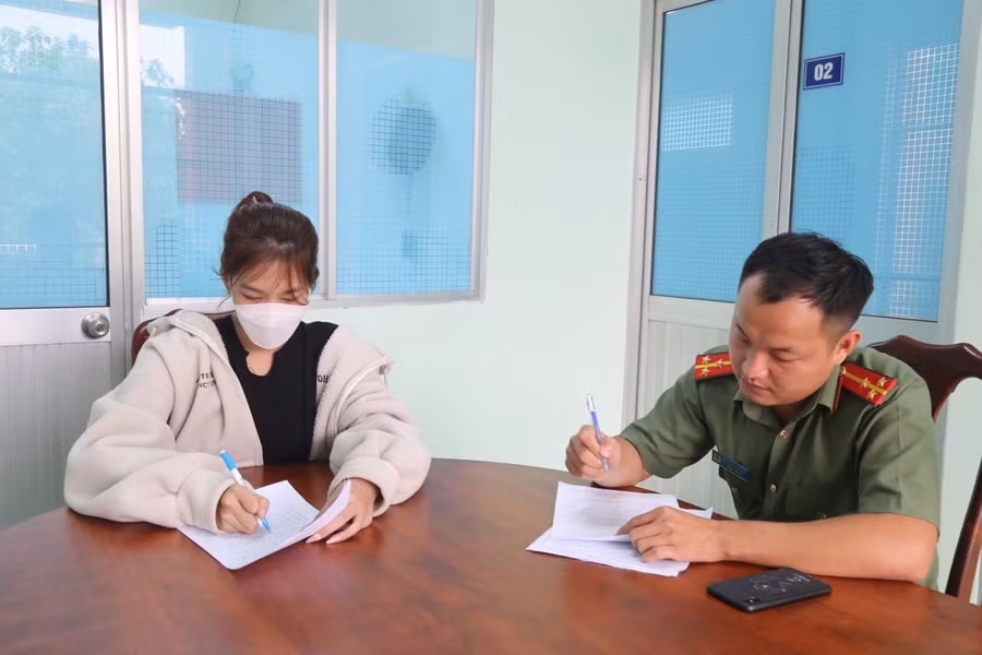 Ánh đang làm việc với công an.