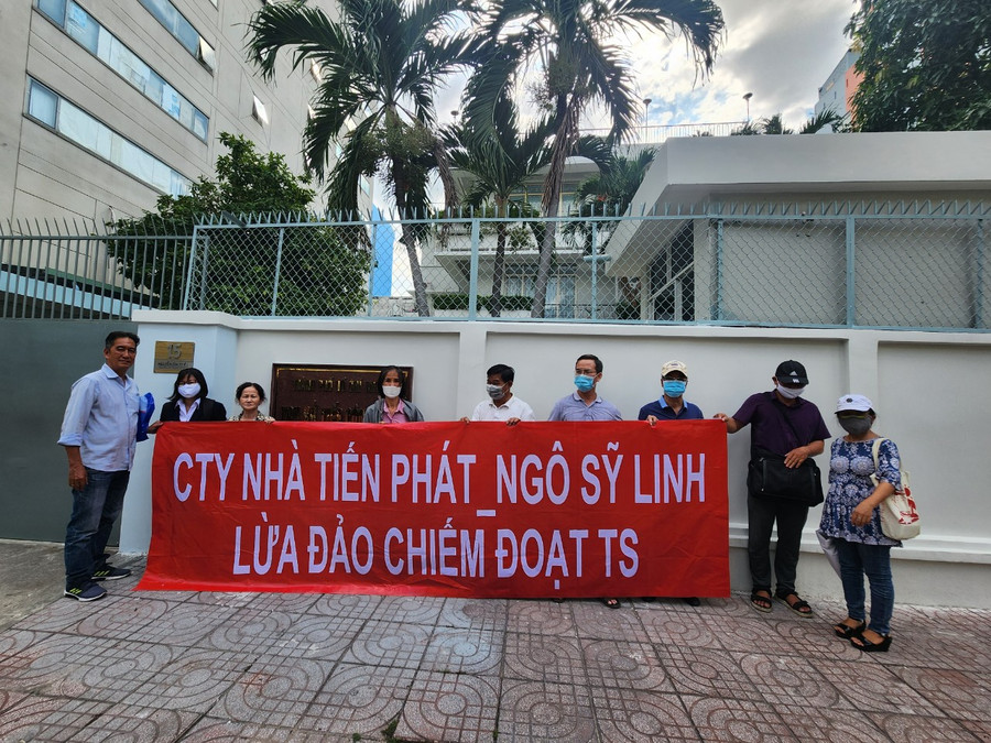 Nhiều người dân cầu cứu đến công an.