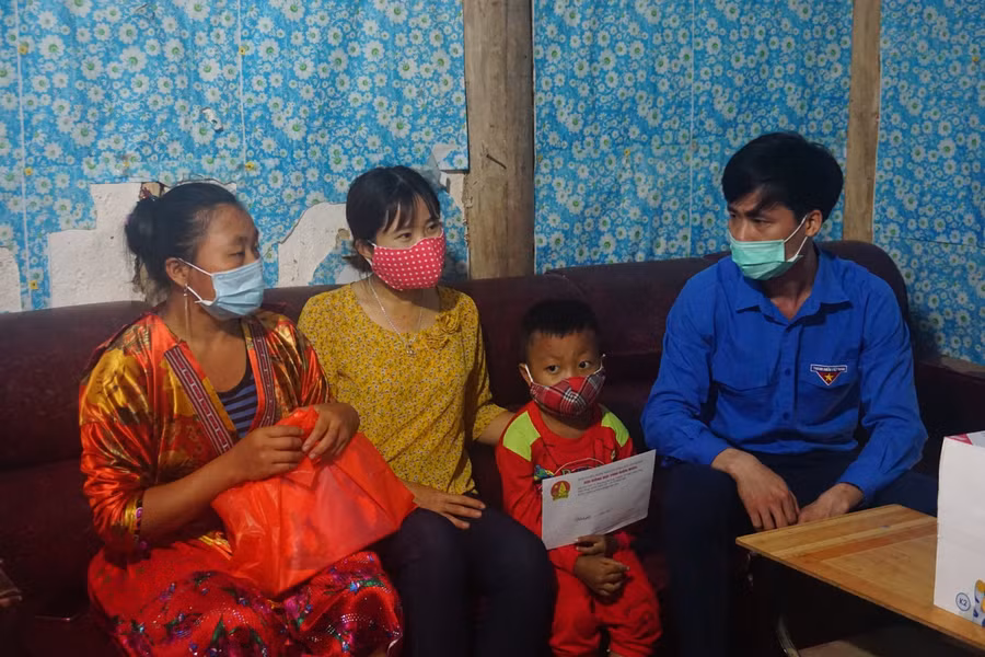 Anh Nguyễn Hữu Đại thăm, động viên gia đình học sinh nghèo