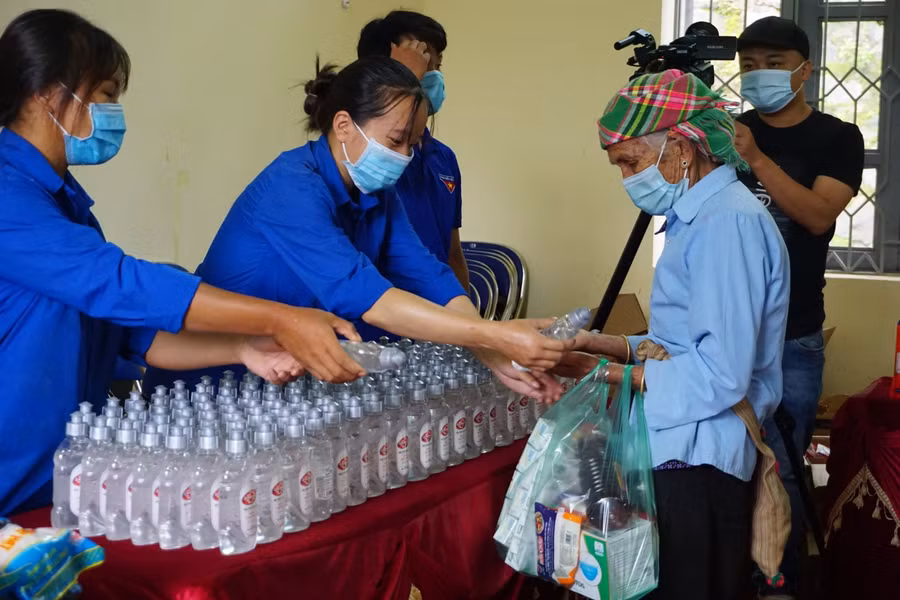 Một cụ bà đến lựa chọn hàng từ rất sớm