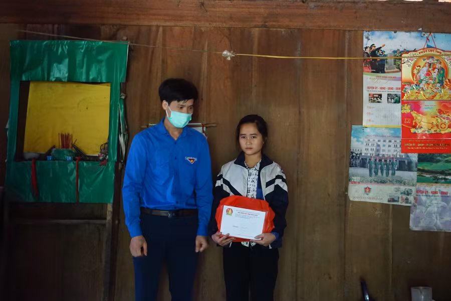 Một học sinh nghèo vượt khó được trao quà