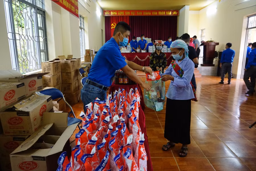 Các hộ gia đình tham gia nhận quà thực hiện đảm bảo khoảng cách theo quy định