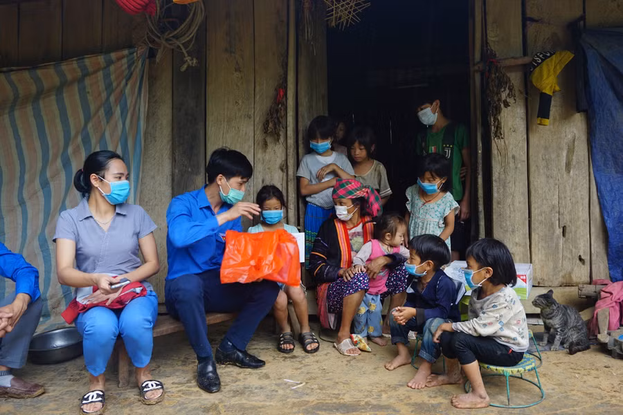 Anh Nguyễn Hữu Đại - Phó Bí thư Tỉnh Đoàn Điện Biên trao quà cho học sinh