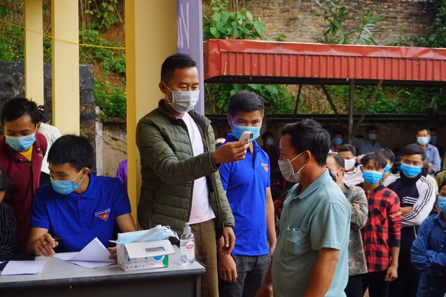 Đoàn viên thanh niên kiểm tra sức khỏe của những người tham gia