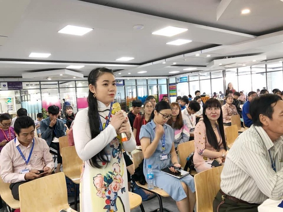 Một giảng viên nêu ý kiến tại hội thảo