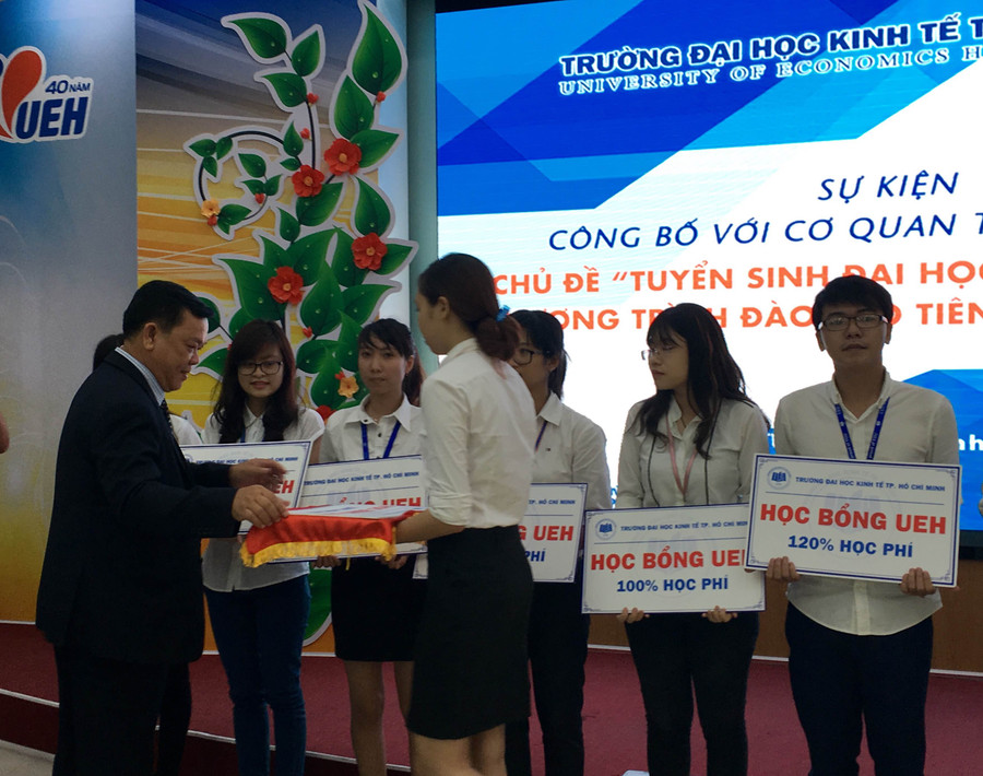 GS Nguyễn Đông Phong - Hiệu trưởng UEH - trao học bổng cho sinh viên tại lễ công bố chuyển đổi chương trình đào tạo