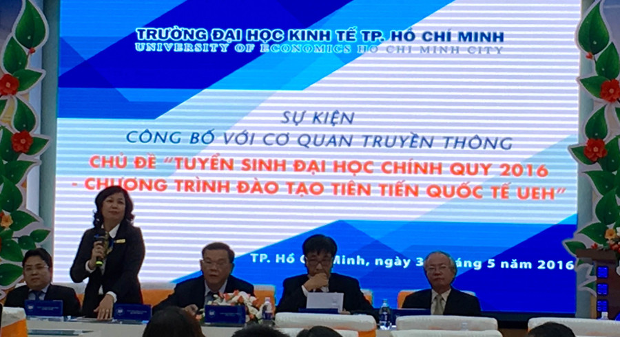 Ban giám hiệu UEH thông tin và trả lời báo chí về việc chuyển đổi chương trình đào tạo