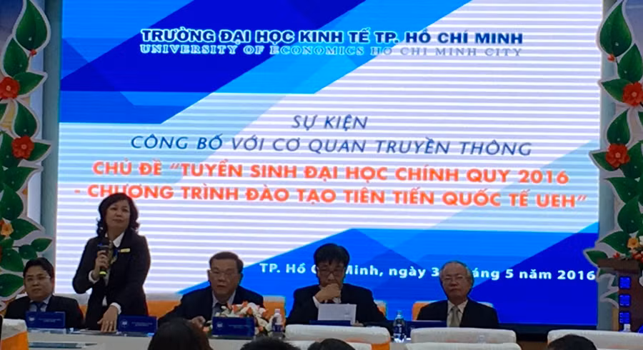 Ban giám hiệu UEH thông tin và trả lời báo chí về việc chuyển đổi chương trình đào tạo