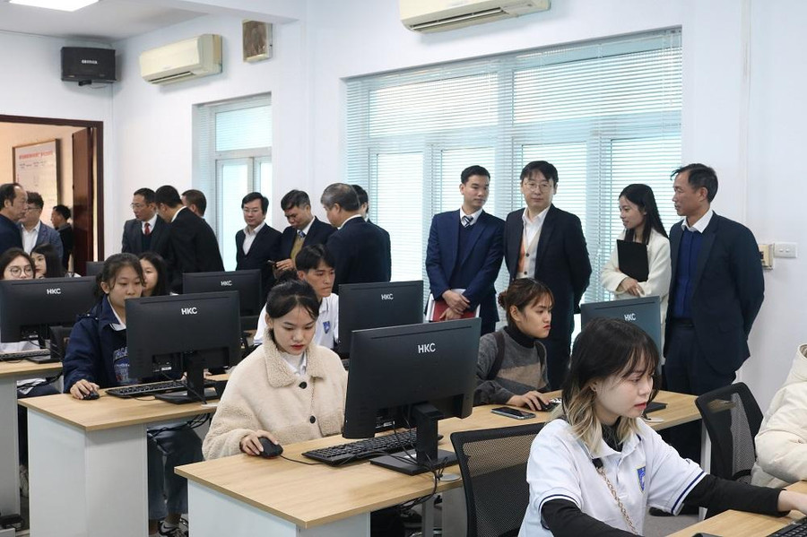 Các đại biểu tham quan Smart Edu Hub.