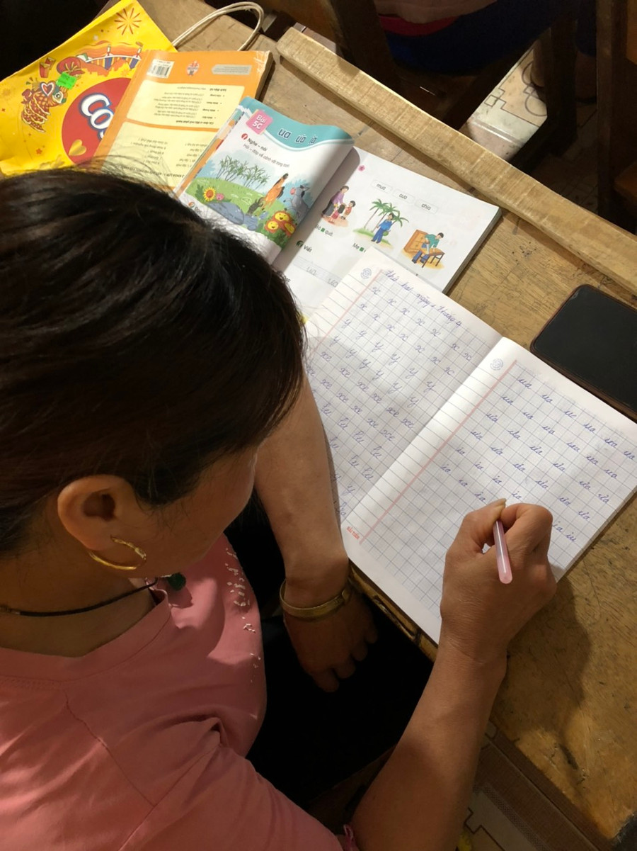 Các lớp học xóa mù chữ thường được tổ chức vào khung giờ từ 19 giờ đến 21 giờ hàng ngày và cả ngày thứ bảy. Các lớp học xóa mù chữ thường được tổ chức vào khung giờ từ 19 giờ đến 21 giờ hàng ngày và cả ngày thứ bảy.