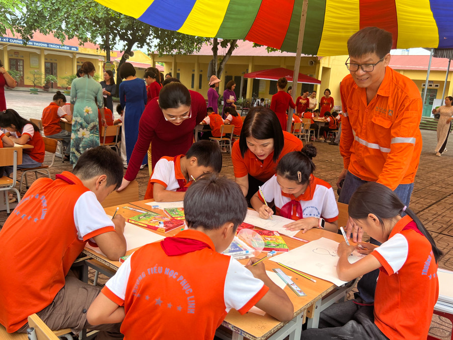 Cuộc thi vẽ tranh đã thu hút sự tham gia của 50 em học sinh. Cuộc thi vẽ tranh đã thu hút sự tham gia của 50 em học sinh.