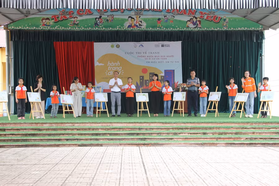 Sôi nổi cuộc thi vẽ tranh tuyên truyền về phòng chống mua bán người và di cư.