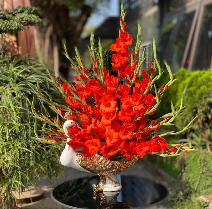 Dơn nở có thể hạ độ cao cắm chim công. Cắm hoa tạo hình chim công thì trên xốp đựng trên đĩa hoa quả. Dơn nở có thể hạ độ cao cắm chim công. Cắm hoa tạo hình chim công thì trên xốp đựng trên đĩa hoa quả.