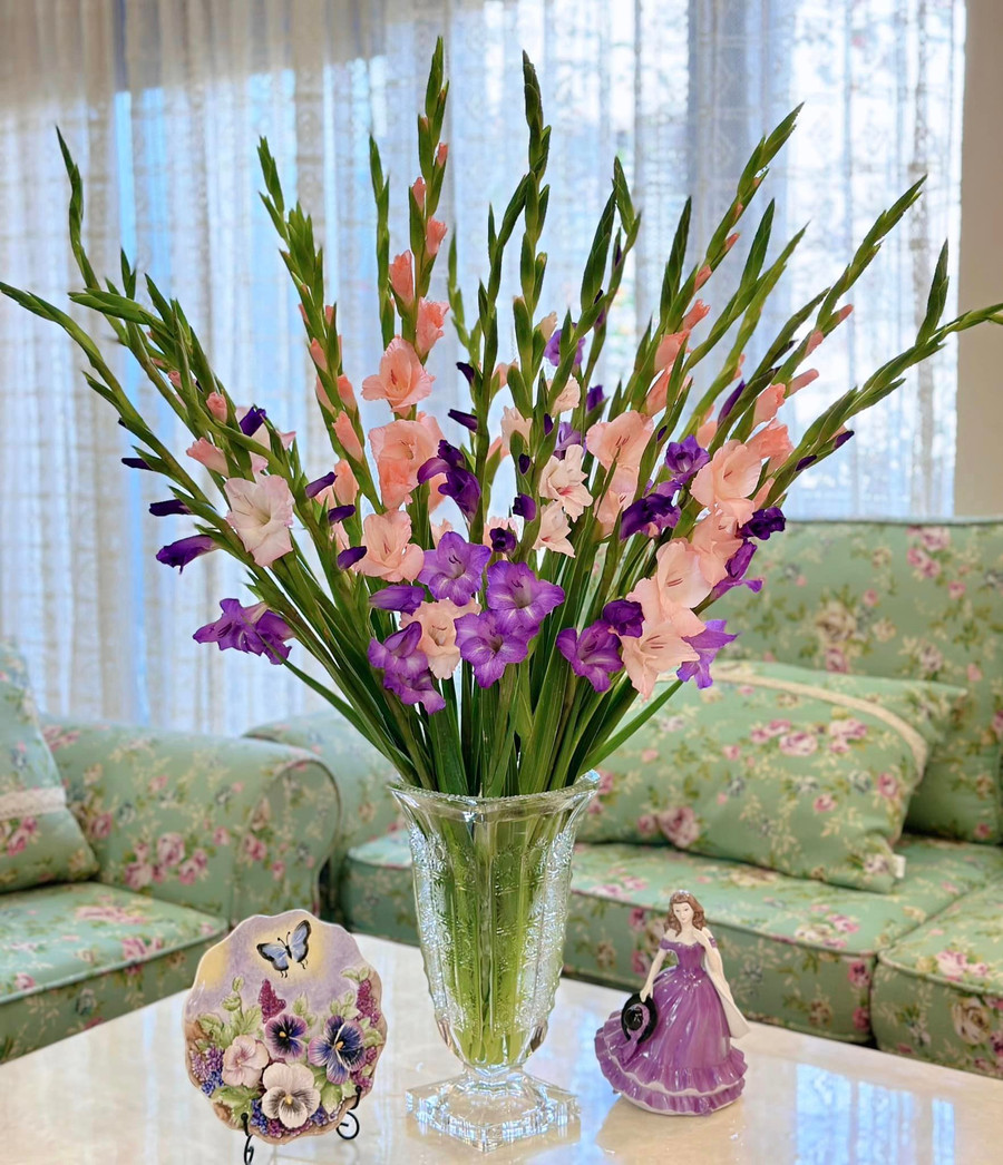 Cắm kiểu truyền thống trong bình thuỷ tinh. Cắm kiểu truyền thống trong bình thuỷ tinh.