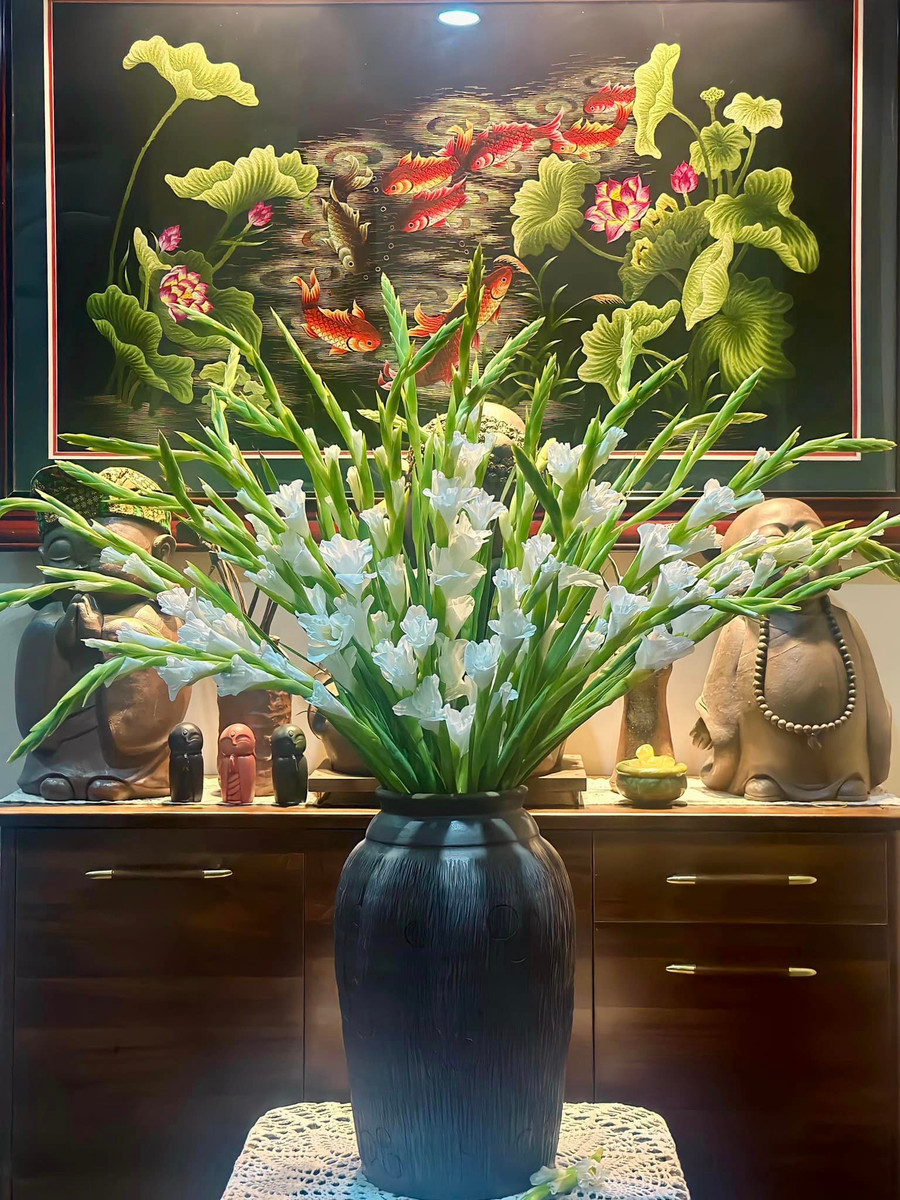 Một bình dơn trắng tinh khôi cho góc thiền thêm phần trang trọng. Một bình dơn trắng tinh khôi cho góc thiền thêm phần trang trọng.