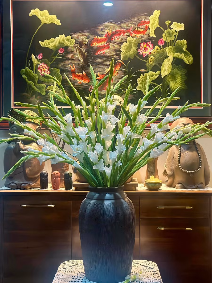 Một bình dơn trắng tinh khôi cho góc thiền thêm phần trang trọng.