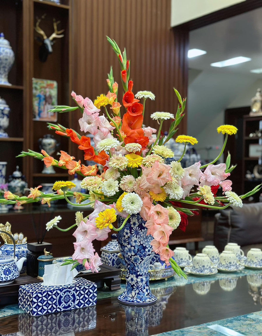 Hay mix cùng đồng tiền cũng tạo ra một bình hoa rộn ràng sắc xuân. Bình này bạn nên cắm trên xốp, cắm các cành dơn tạo form trước, sau đó xen các bông đồng tiền vào các vị trí trên dưới trước sau để che xốp và có chiều sâu. Hay mix cùng đồng tiền cũng tạo ra một bình hoa rộn ràng sắc xuân. Bình này bạn nên cắm trên xốp, cắm các cành dơn tạo form trước, sau đó xen các bông đồng tiền vào các vị trí trên dưới trước sau để che xốp và có chiều sâu.