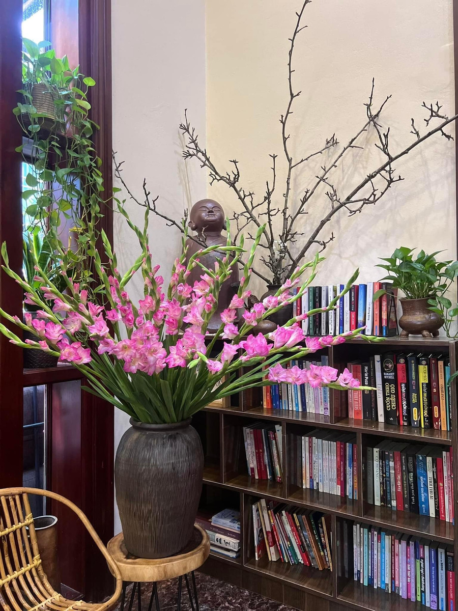 Bình dơn hồng cho góc sách thêm ấm áp. Bình dơn hồng cho góc sách thêm ấm áp.