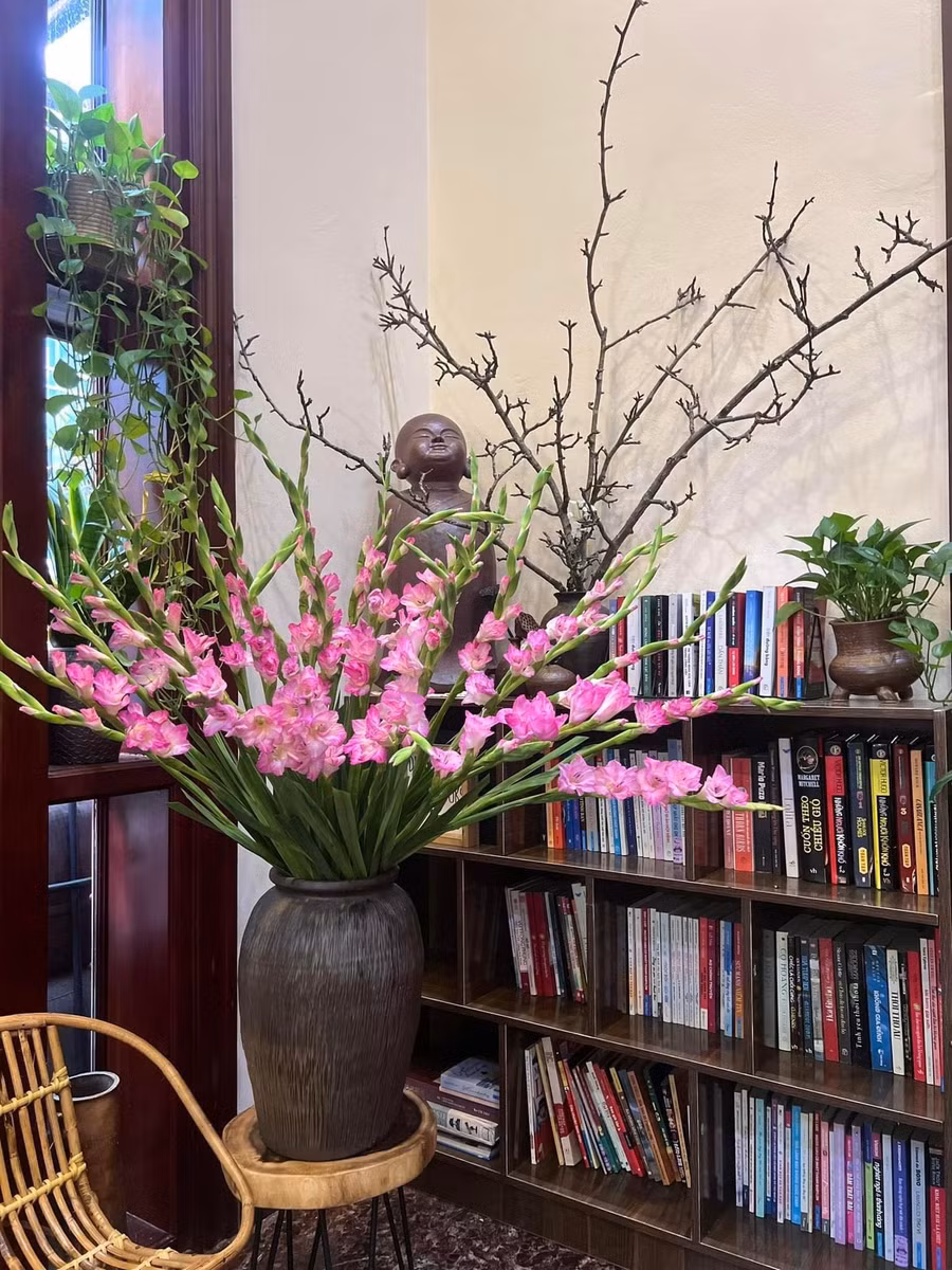 Bình dơn hồng cho góc sách thêm ấm áp.