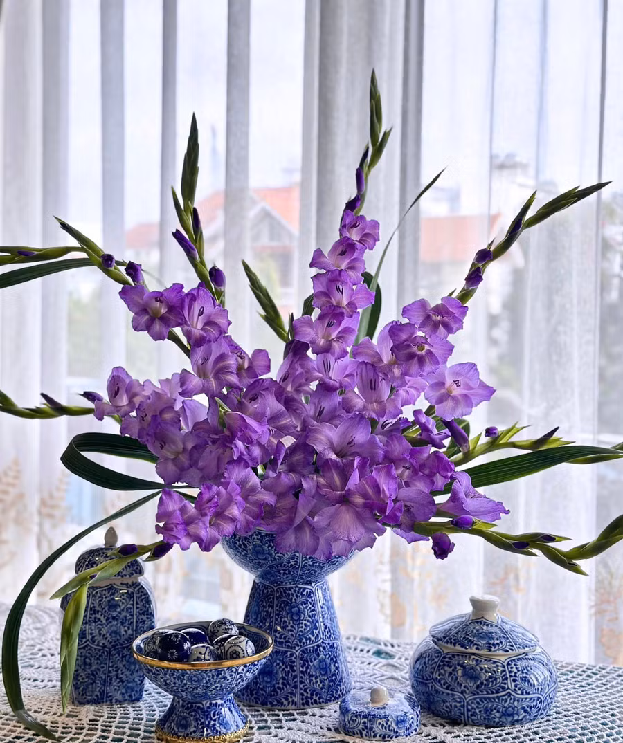 Hay đơn giản với 10 cành dơn tím khói là được một bình dơn nhỏ xinh.