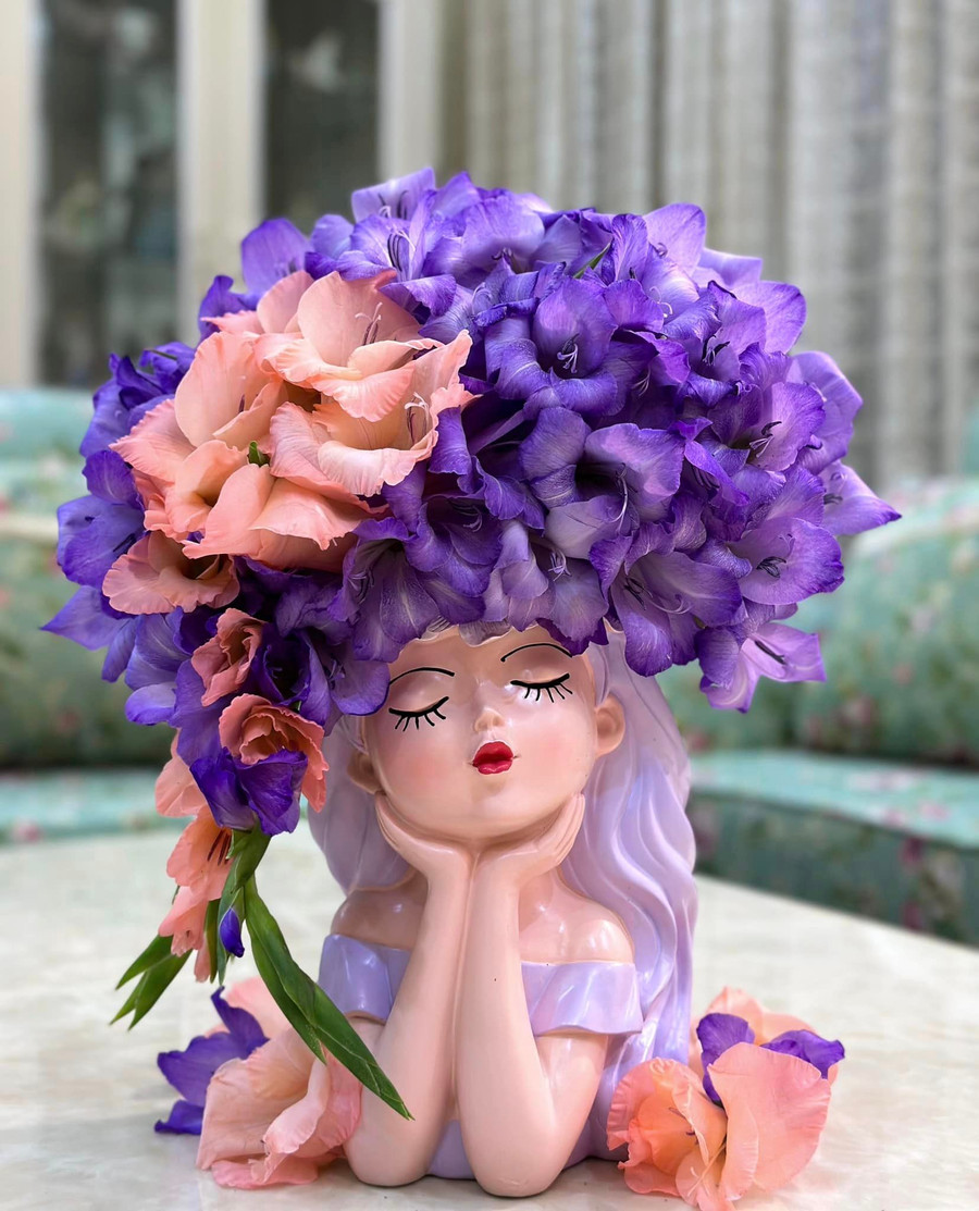 Khi hoa nở căng hạ độ cao làm tóc xù mì cho cô gái nhỏ, thêm 1 vài đường line cho cá tính. Khi hoa nở căng hạ độ cao làm tóc xù mì cho cô gái nhỏ, thêm 1 vài đường line cho cá tính.