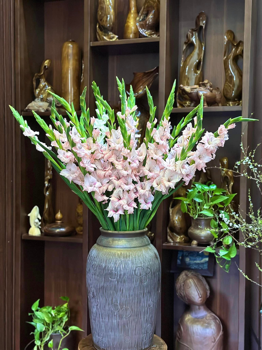 Dơn cắm chum gốm sành, nếu không cắm gác cành toả đều có thể cắm hình rẻ quạt 1 hướng. Dơn cắm chum gốm sành, nếu không cắm gác cành toả đều có thể cắm hình rẻ quạt 1 hướng.