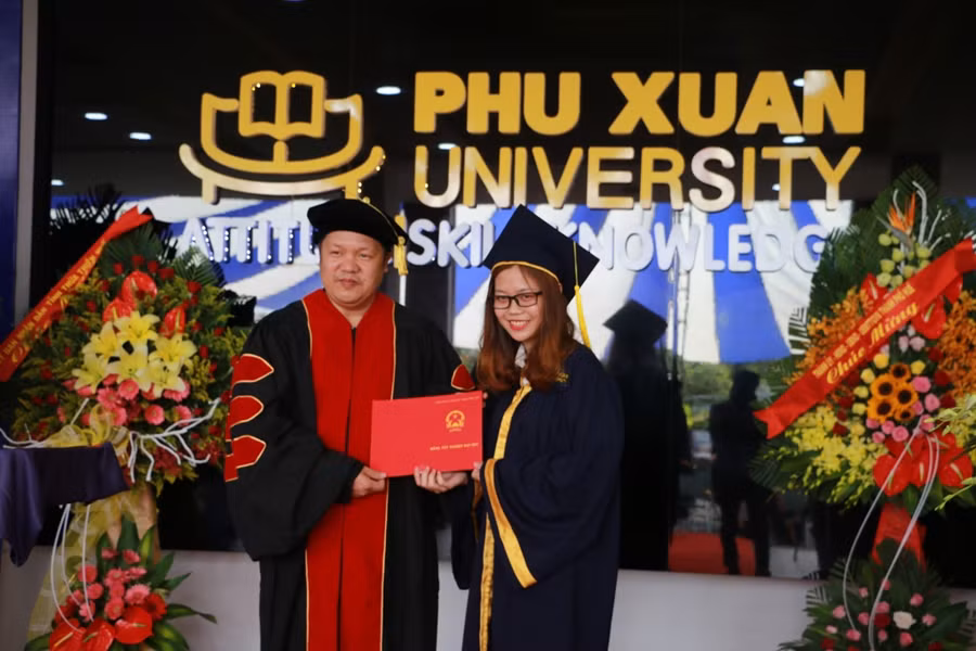 TS. Đàm Quang Minh trao bằng cho sinh viên tốt nghiệp khóa 2019 