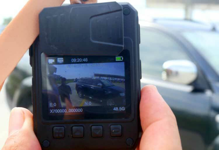 Phía sau camera có màn hình độ phân giải cao.Ảnh: Bá Đô Phía sau camera có màn hình 2inch độ phân giải cao.Ảnh: Bá Đô