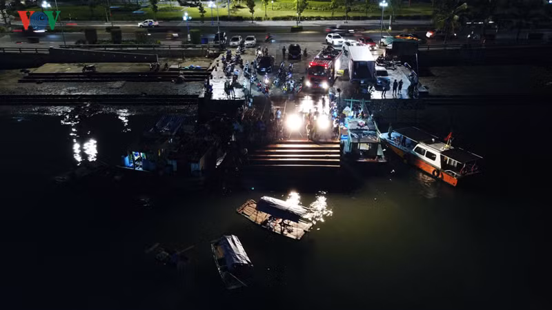 huy dong 20 tho lan tim kiem chau be 4 tuoi bi roi xuong bien hinh 1