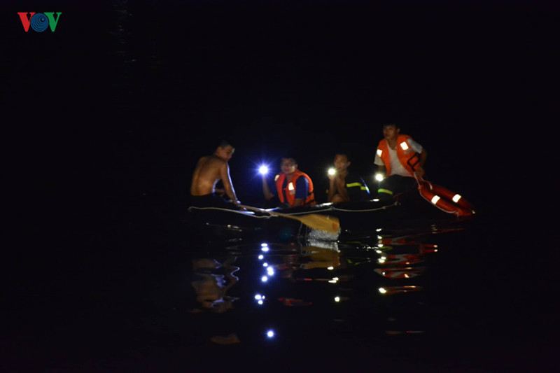 huy động 20 thợ lặn tìm kiếm cháu bé 4 tuổi bị rơi xuống biển hình 2 huy dong 20 tho lan tim kiem chau be 4 tuoi bi roi xuong bien hinh 2