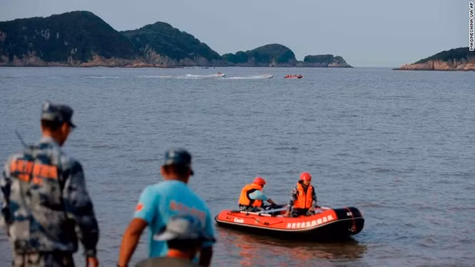 Lực lượng chức năng thực hiện chiến dịch tìm kiếm trên vùng biển của Tượng Sơn (Ảnh: CNN)