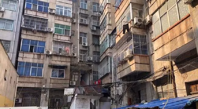 Lang thang tìm con mất tích, mẹ vô tình thấy cô gái trẻ bị điên, hé lộ quá khứ khủng khiếp con phải chịu đựng suốt 6 năm trong động quỷ dữ-2