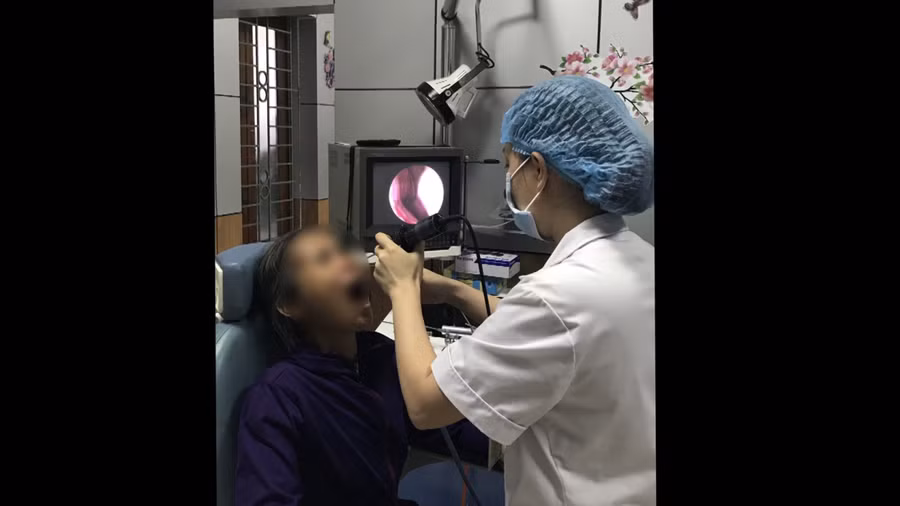 Lấy con đỉa dài 5cm còn sống khỏi mũi bệnh nhân