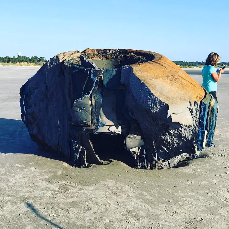 vat the khong lo bi an dat vao bo bien my hinh anh 1