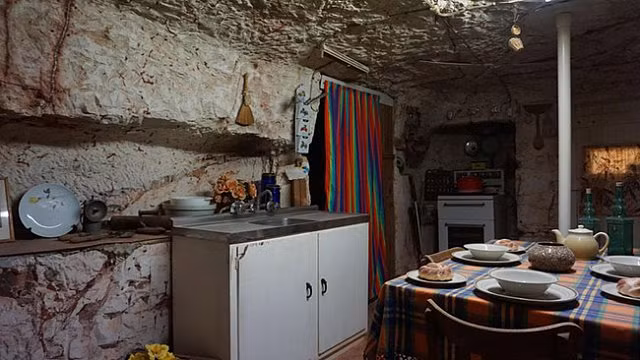 Cả ngôi làng hiện đại chìm sâu trong lòng đất, nhiều nhà có cả bể bơi - Hình 10