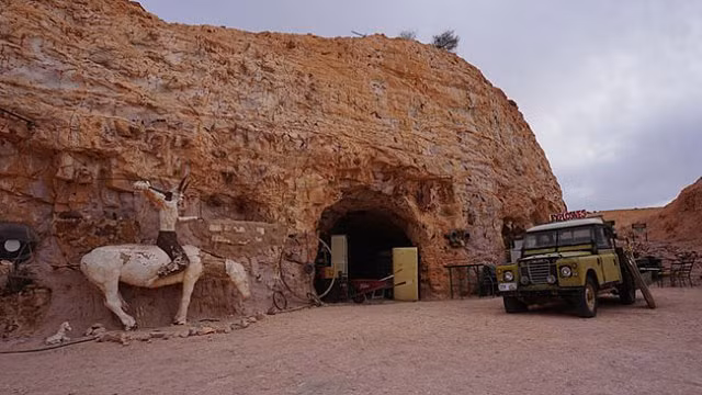 Cả ngôi làng hiện đại chìm sâu trong lòng đất, nhiều nhà có cả bể bơi - Hình 16