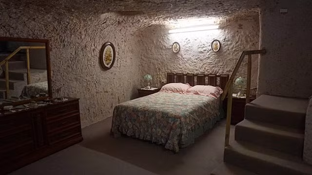 Cả ngôi làng hiện đại chìm sâu trong lòng đất, nhiều nhà có cả bể bơi - Hình 6