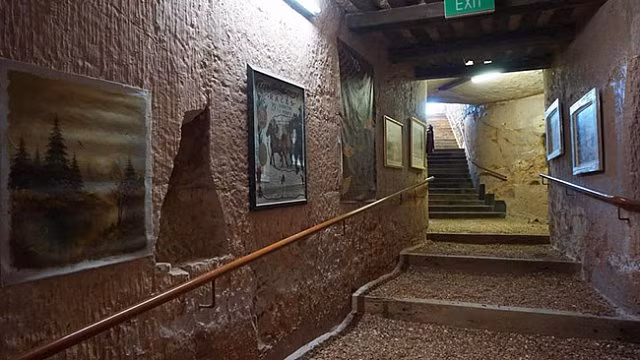 Cả ngôi làng hiện đại chìm sâu trong lòng đất, nhiều nhà có cả bể bơi - Hình 14