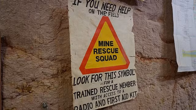 Cả ngôi làng hiện đại chìm sâu trong lòng đất, nhiều nhà có cả bể bơi - Hình 13