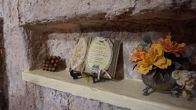 Cả ngôi làng hiện đại chìm sâu trong lòng đất, nhiều nhà có cả bể bơi - Hình 4