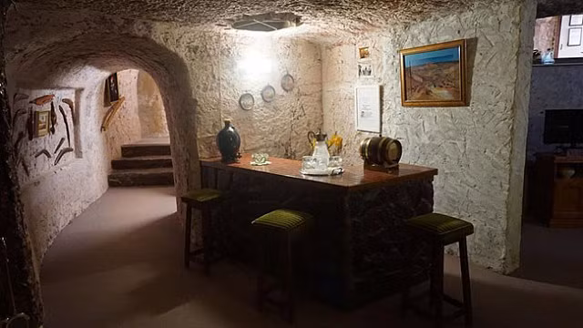 Cả ngôi làng hiện đại chìm sâu trong lòng đất, nhiều nhà có cả bể bơi - Hình 7