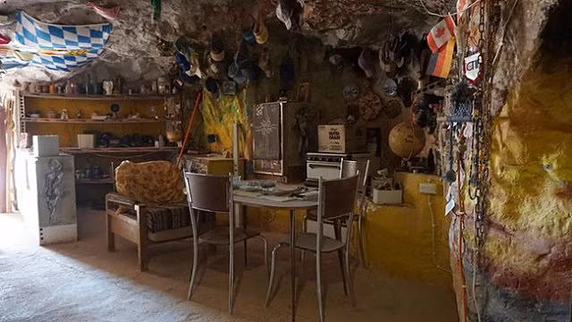 Cả ngôi làng hiện đại chìm sâu trong lòng đất, nhiều nhà có cả bể bơi - Hình 19