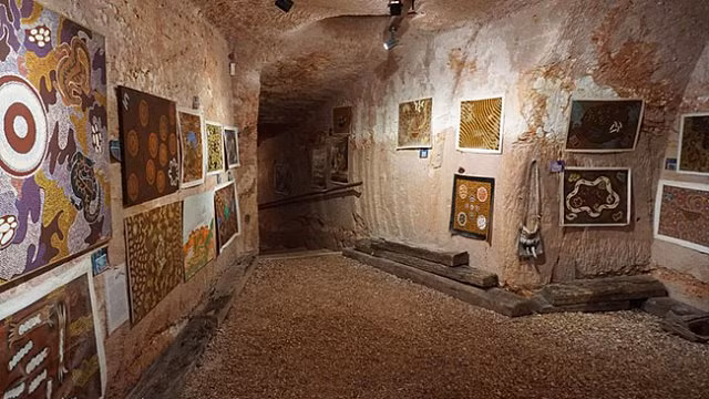 Cả ngôi làng hiện đại chìm sâu trong lòng đất, nhiều nhà có cả bể bơi - Hình 15