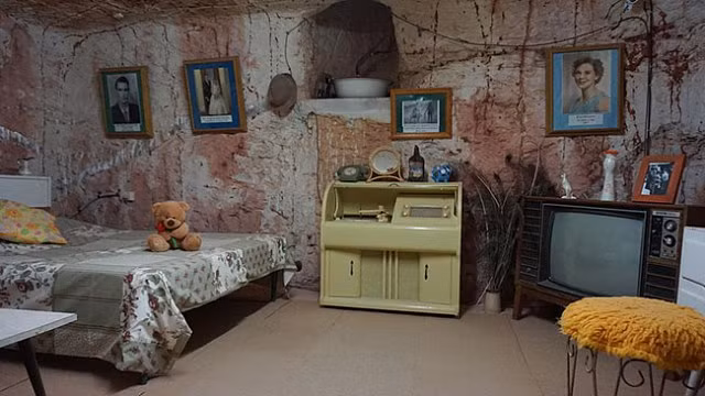 Cả ngôi làng hiện đại chìm sâu trong lòng đất, nhiều nhà có cả bể bơi - Hình 9