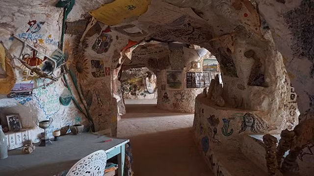 Cả ngôi làng hiện đại chìm sâu trong lòng đất, nhiều nhà có cả bể bơi - Hình 17