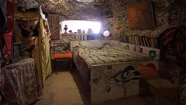 Cả ngôi làng hiện đại chìm sâu trong lòng đất, nhiều nhà có cả bể bơi - Hình 20