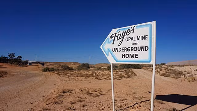 Cả ngôi làng hiện đại chìm sâu trong lòng đất, nhiều nhà có cả bể bơi - Hình 1